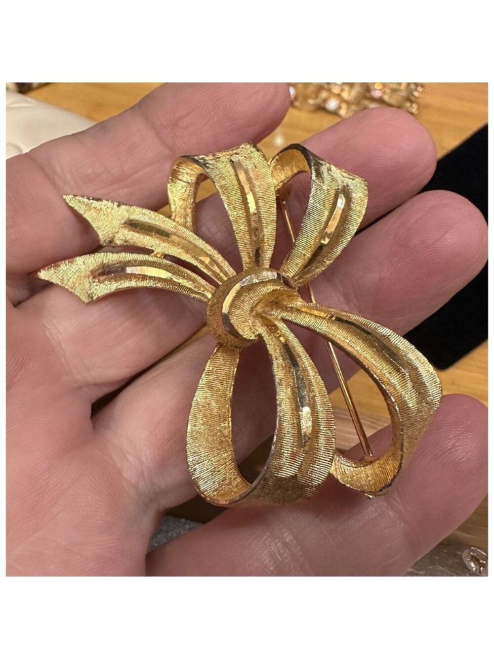 Vintage BSK Gold tone Ribbon Brooch‎